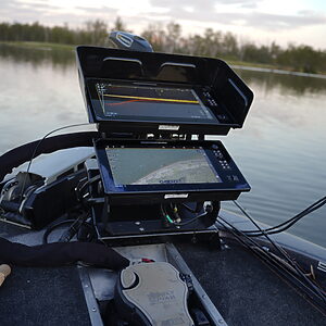 Humminbird Apex fish finder sounder graph with berleypro visor forward facing sonar