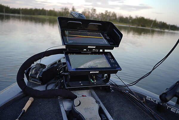 Humminbird Apex fish finder sounder graph with berleypro visor forward facing sonar